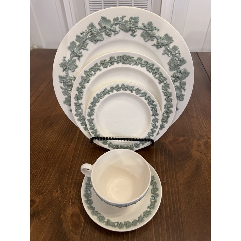 RARE Wedgwood Queensware Embossed Etruria Set Celadon on Crm Smooth Edge 19 pcs
